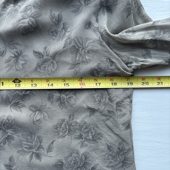 Vintage 90s Silk Liz Claiborne Neutral Floral Button-Up Blouse Petite 8 - Picture 6 of 9